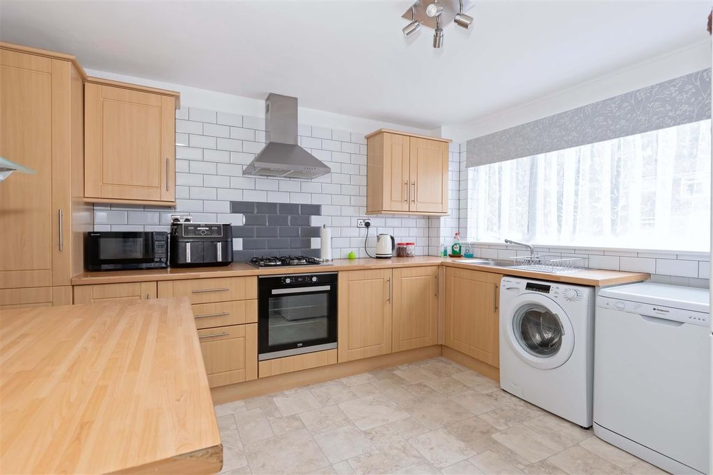 Property photo 3 of 16 For Sale By Aspire Residential - Clarendon Road