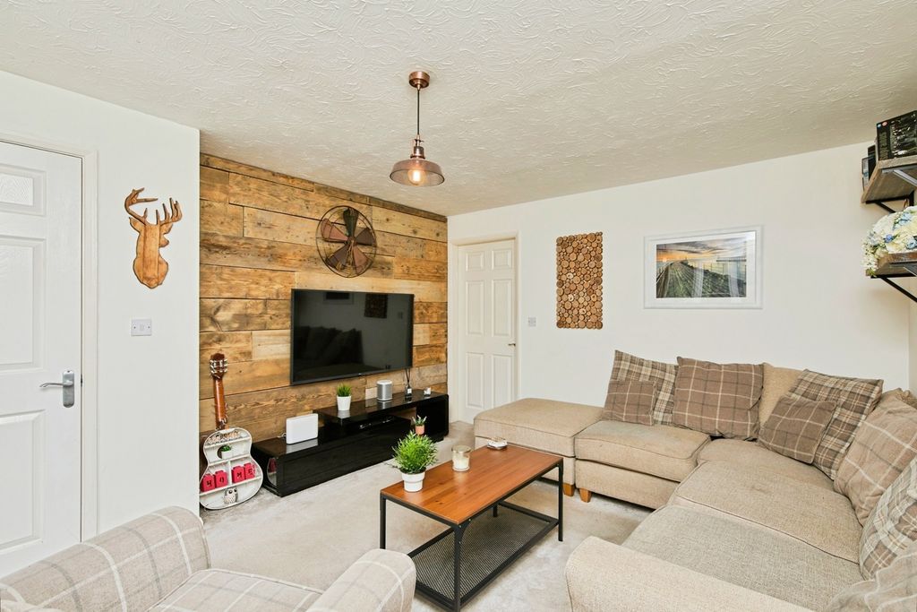 Property photo 2 of 17 Lounge
