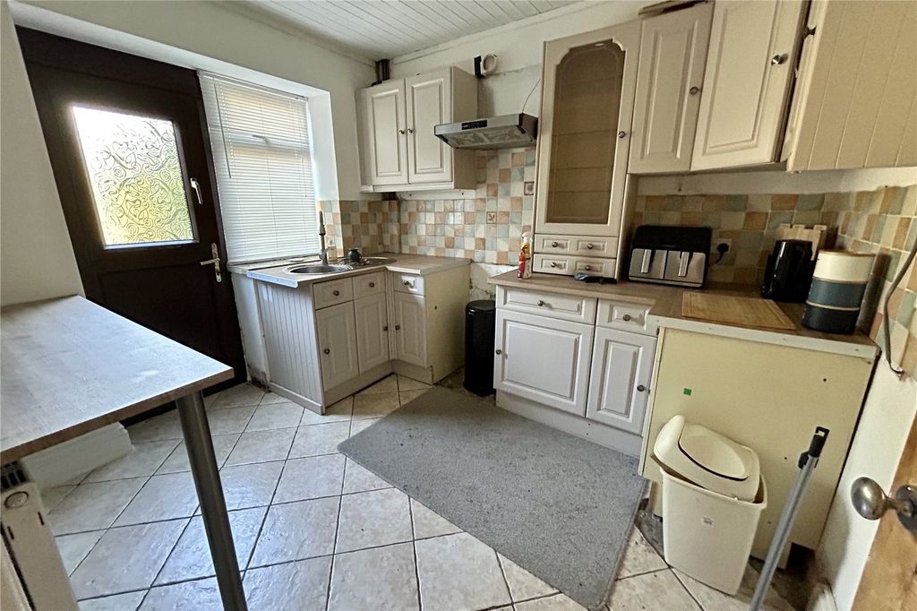Property photo 2 of 10 Kitchen