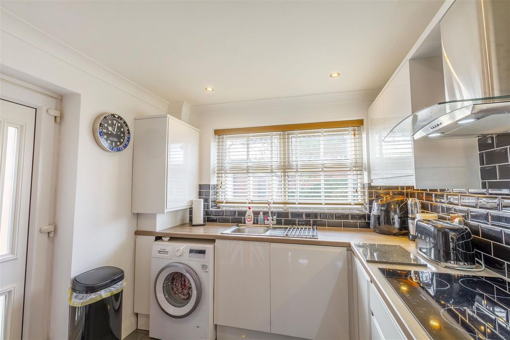 Property photo 3 of 19 Kitchen