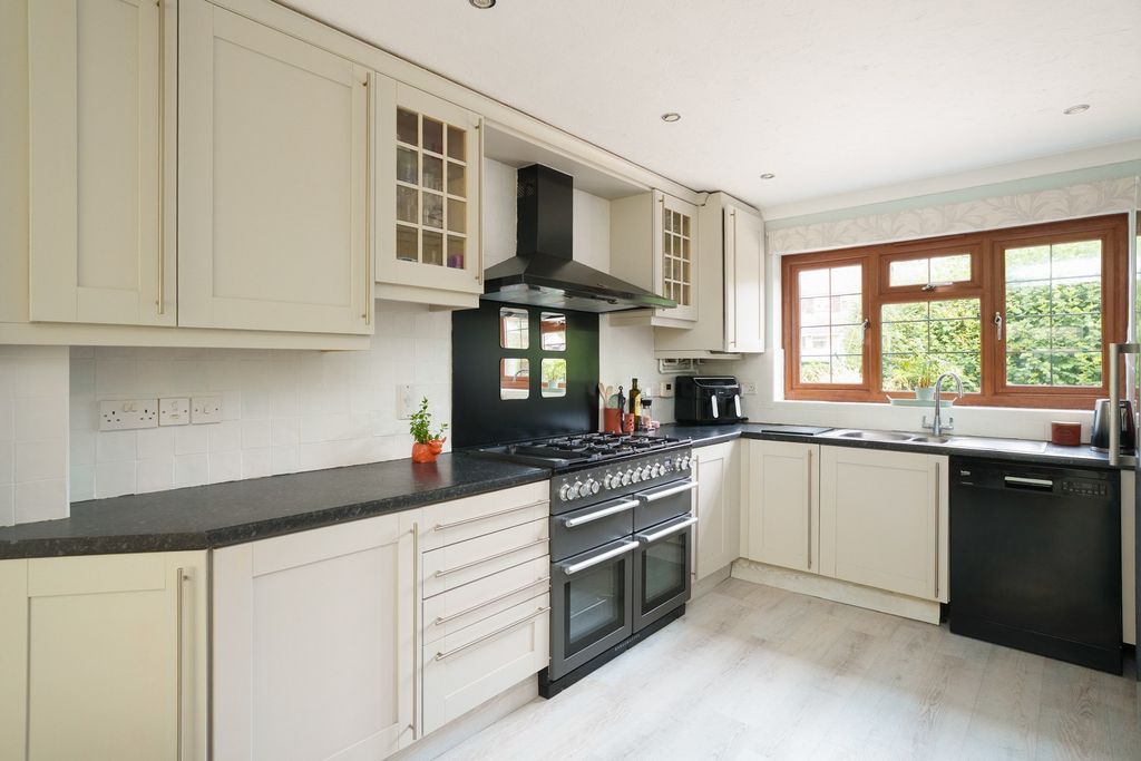 Property photo 3 of 25 31833510