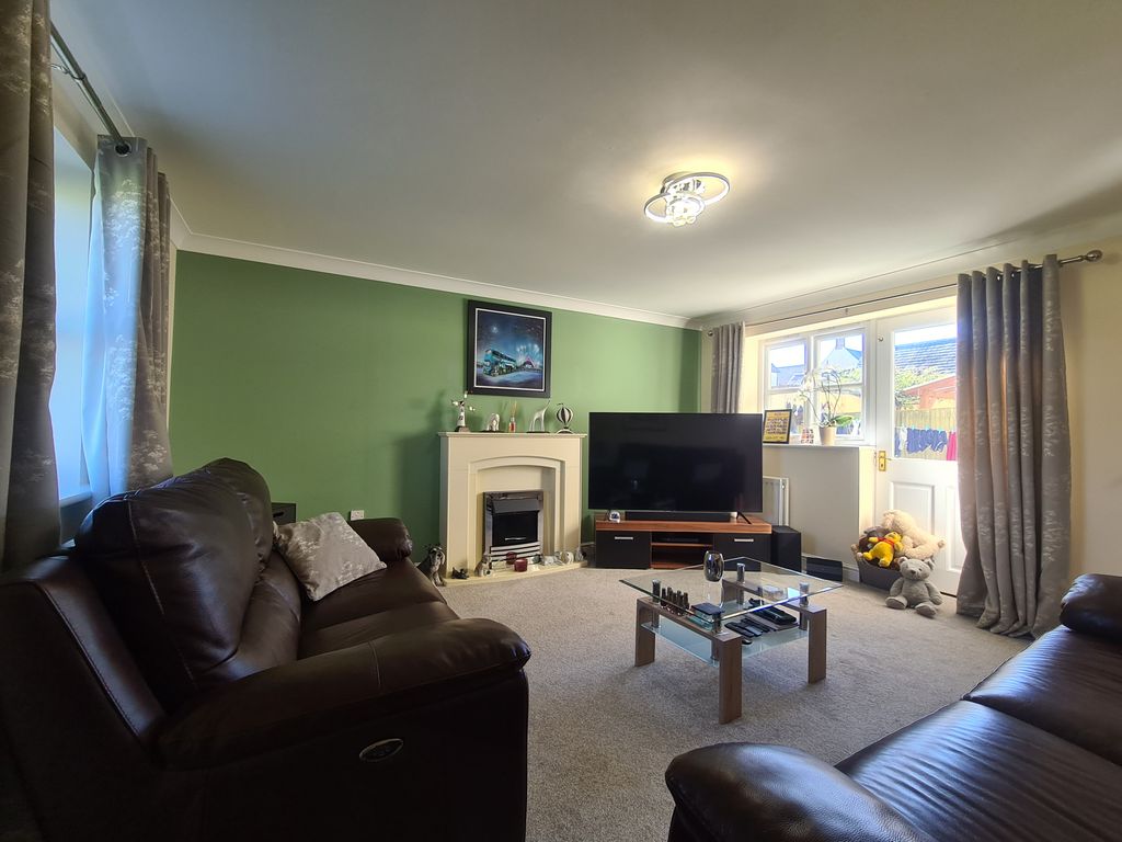 Property photo 3 of 17 Lounge