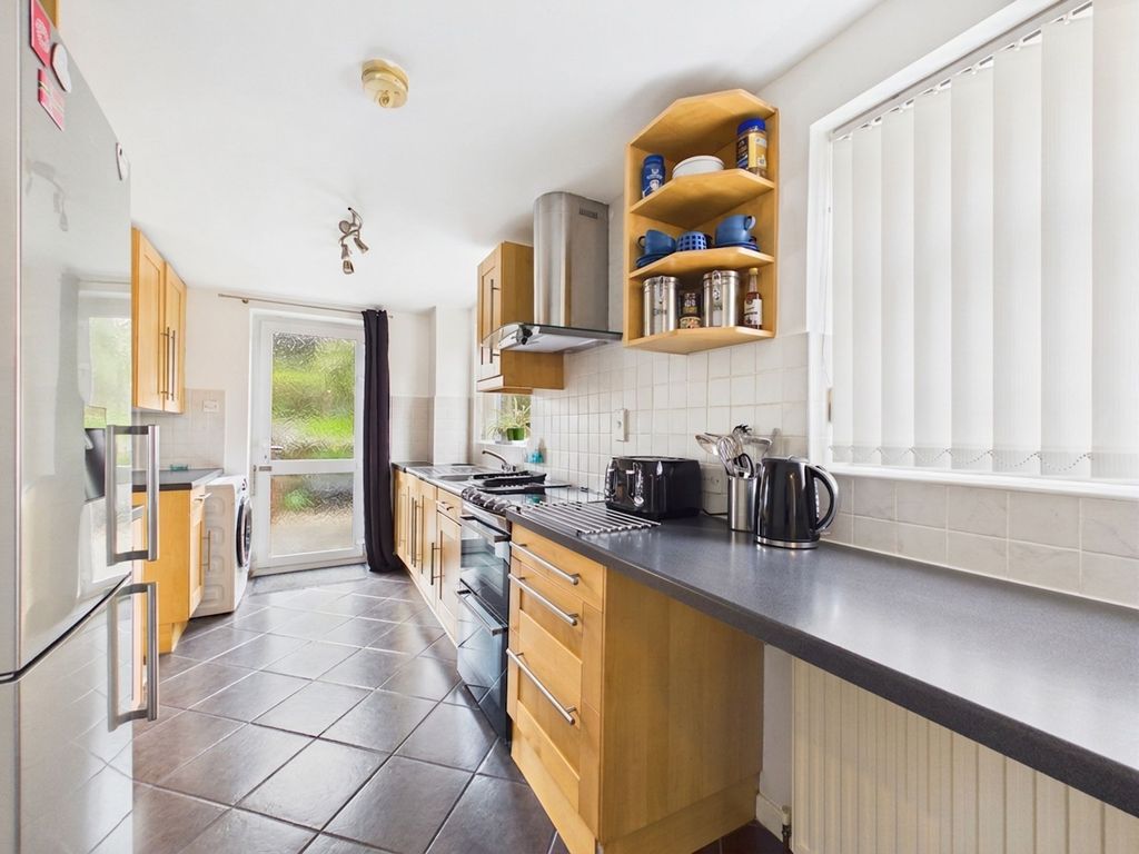 Property photo 3 of 18 Kitchen