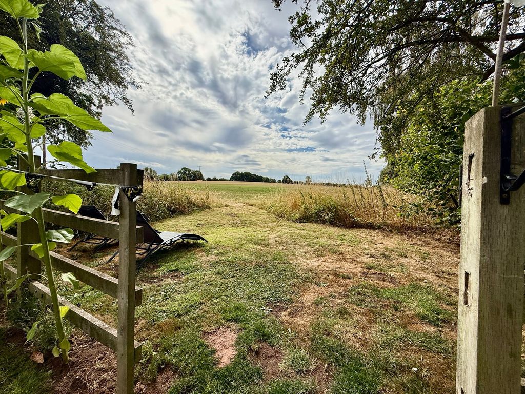Property photo 3 of 17 4 Field Views