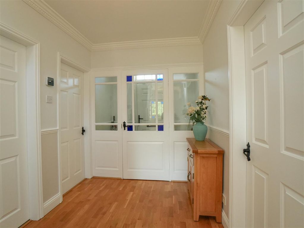 Property photo 3 of 26 Entrance Hall