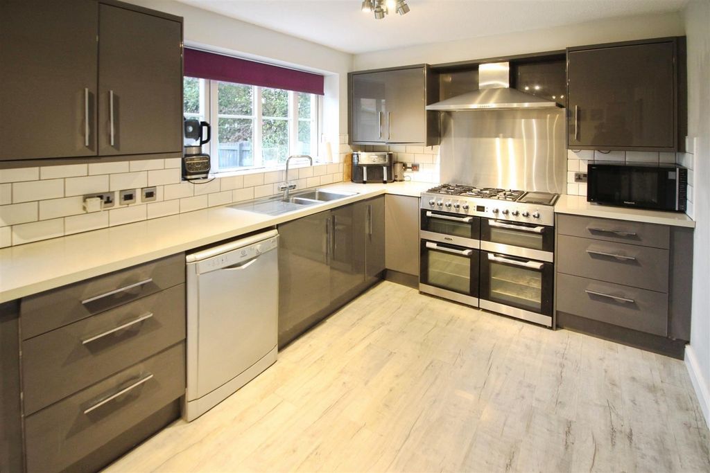 Property photo 3 of 24 Dining Kitchen