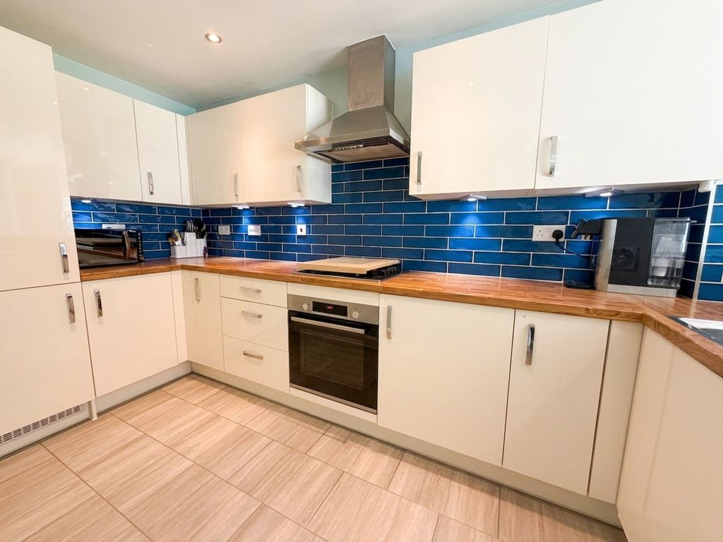 Property photo 3 of 18 Kitchen