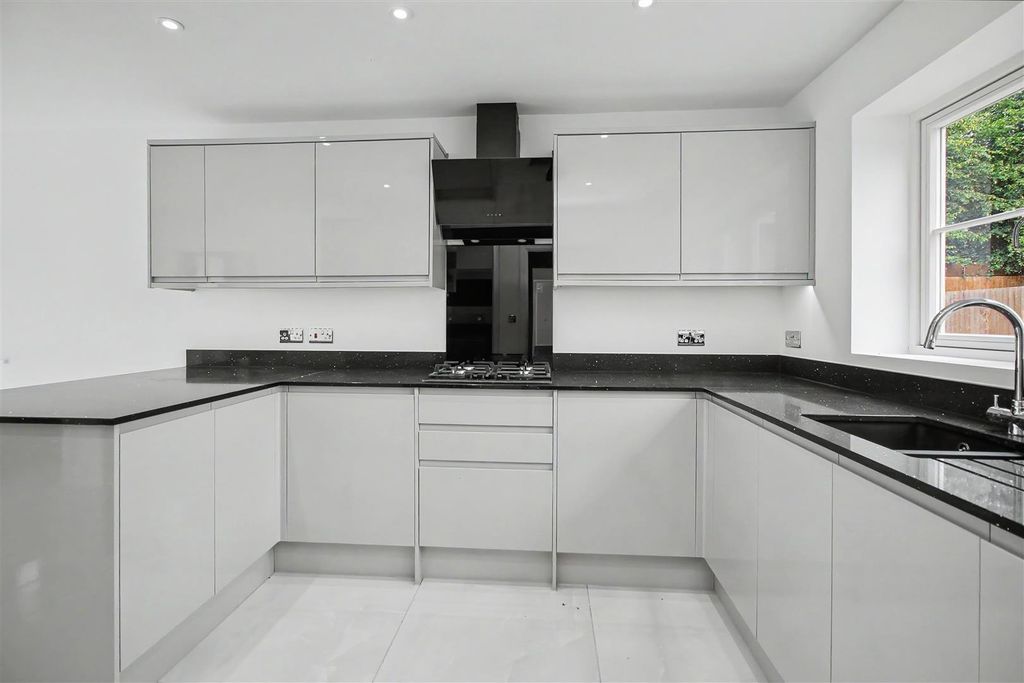 Property photo 3 of 32 Kitchen/Diner