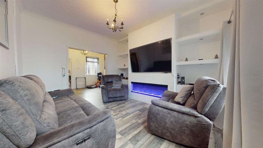 Property photo 2 of 16 Berrys Lane Living Room