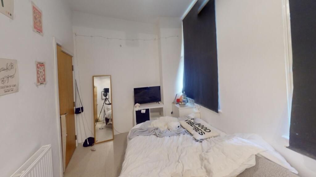Property photo 2 of 15 Cozy Bedroom Featuring A Comfortable Single Bed Wi...