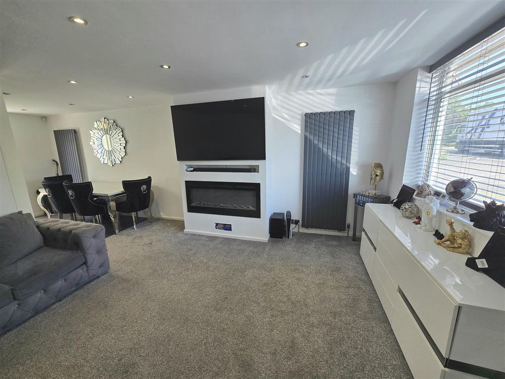 Property photo 3 of 15 Lounge Area