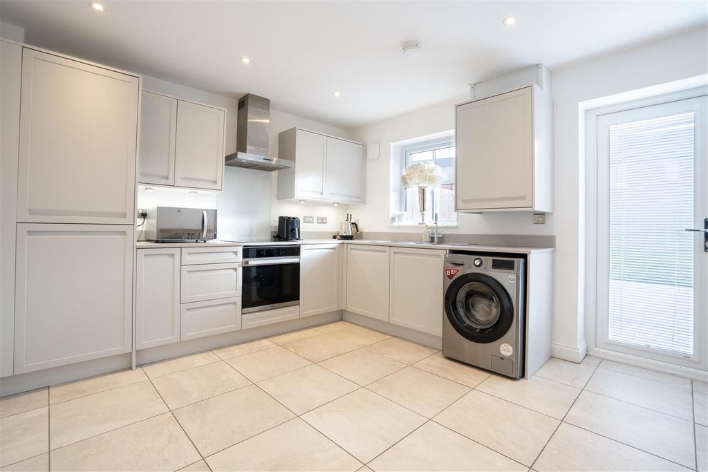 Property photo 3 of 9 Kitchen