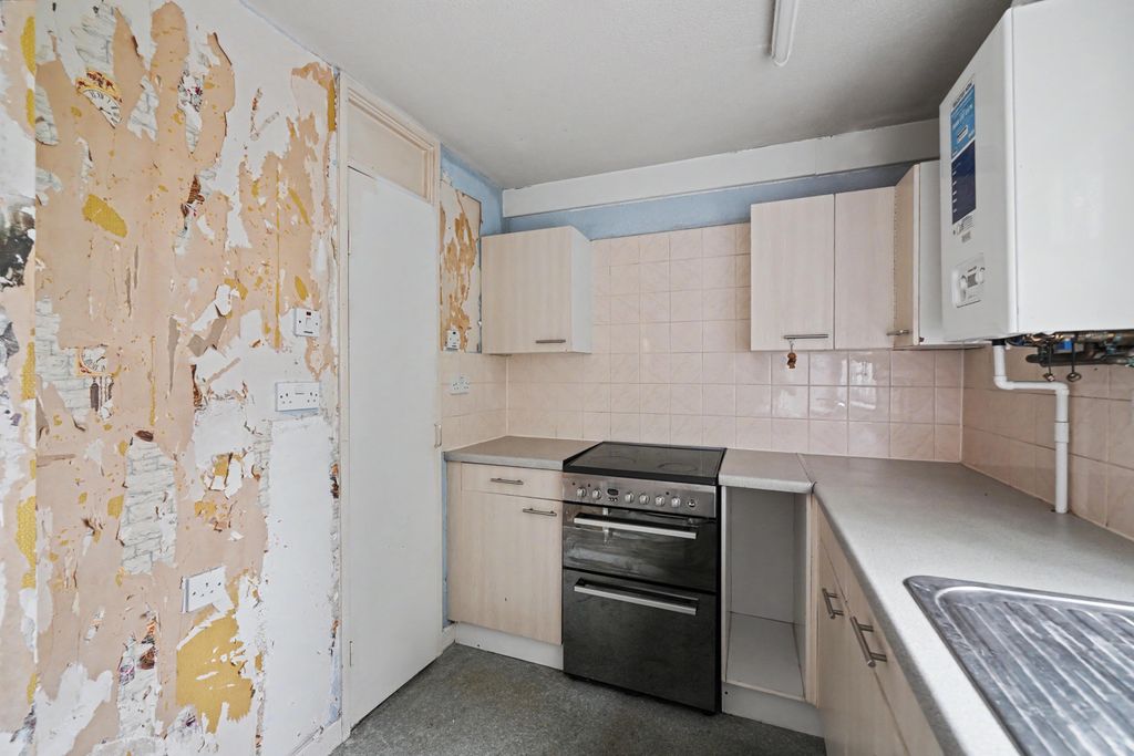 Property photo 3 of 13 42 Musquash Way, Hounslow, Middlesex, Tw4 7Pq
