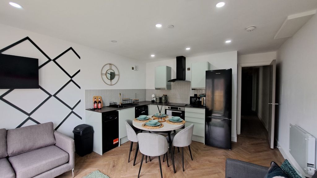 Property photo 2 of 6 Dining / Kitchen