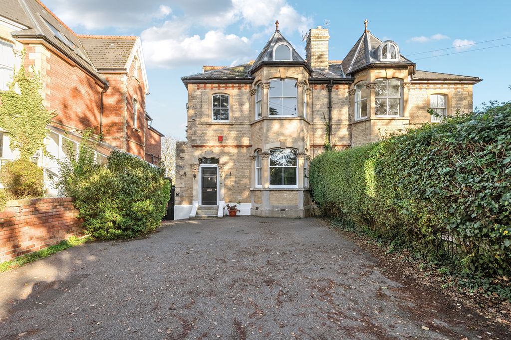 Property photo 1 of 34 .