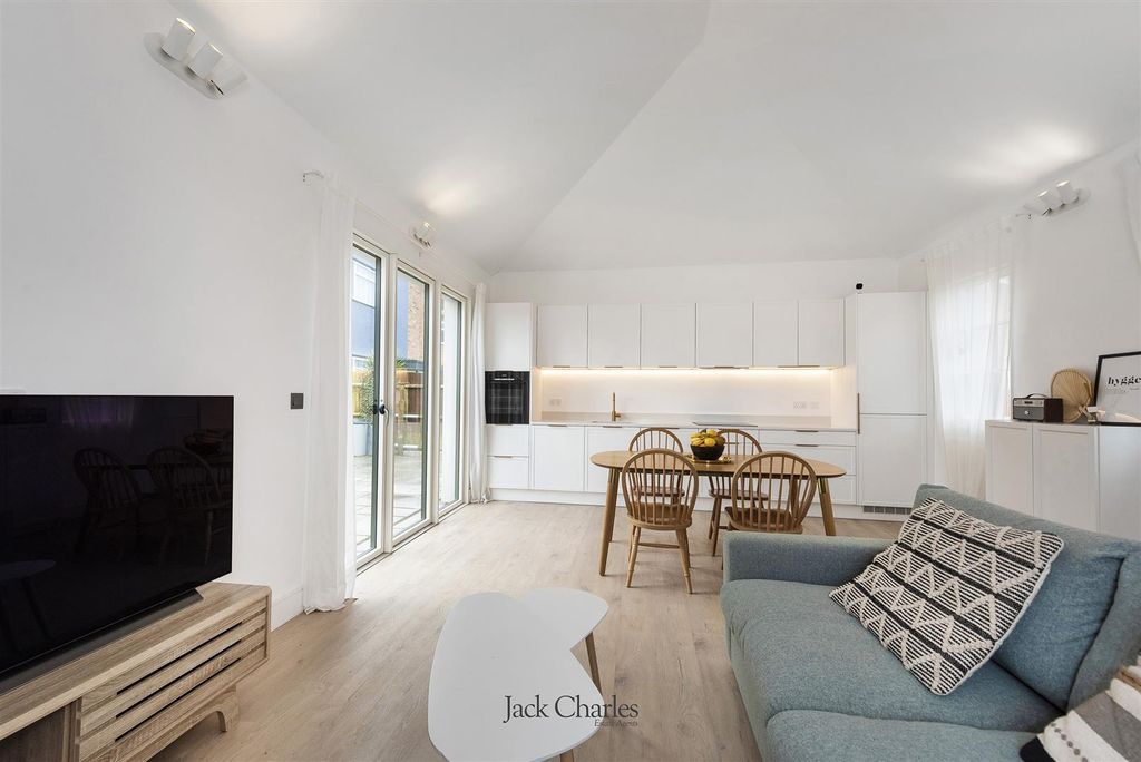 Property photo 2 of 9 1A Croft Close, Tn10 4La 003.Jpg