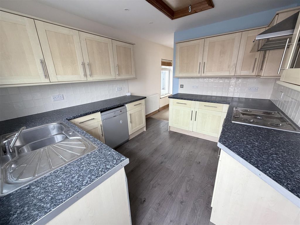 Property photo 2 of 8 Kitchen