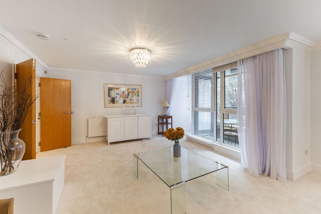 Property photo 1 of 11 Living Room