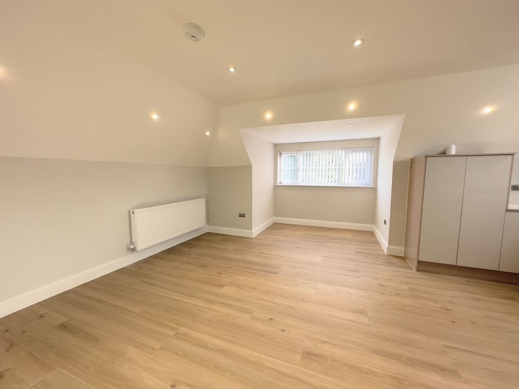 Property photo 2 of 8 Living Room / Kitchen