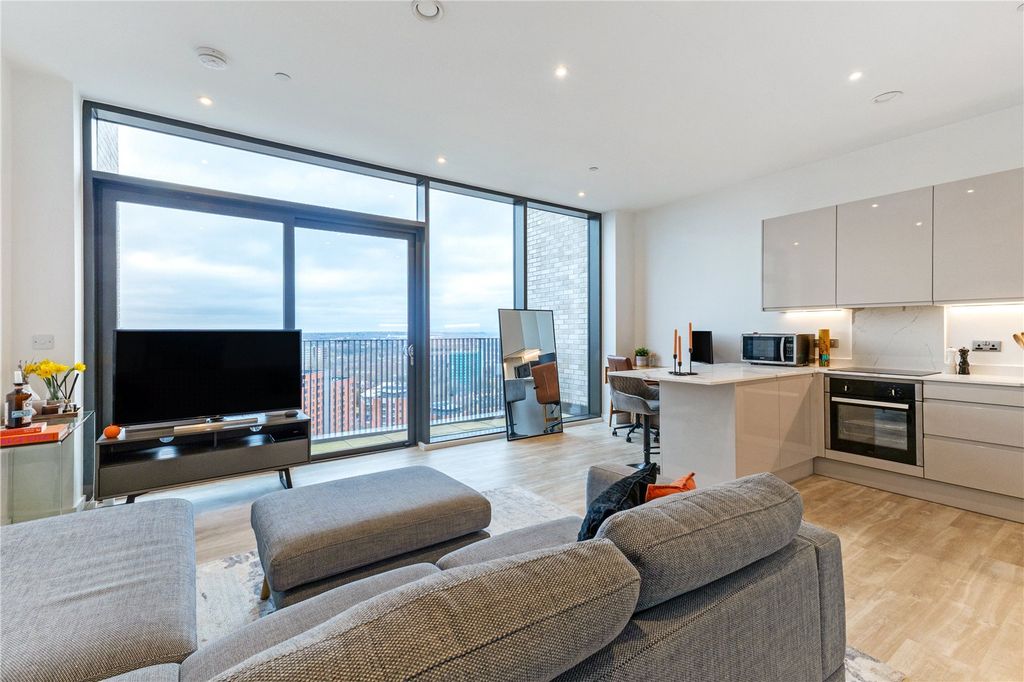 Property photo 2 of 18 Lounge