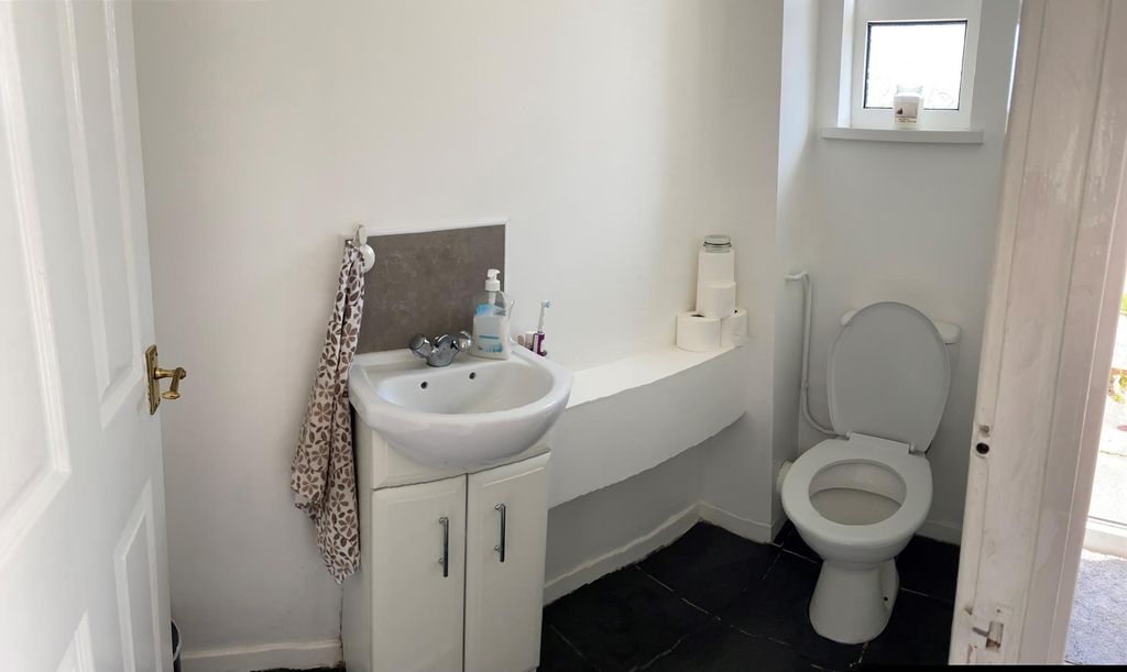 Property photo 3 of 10 Photo 2