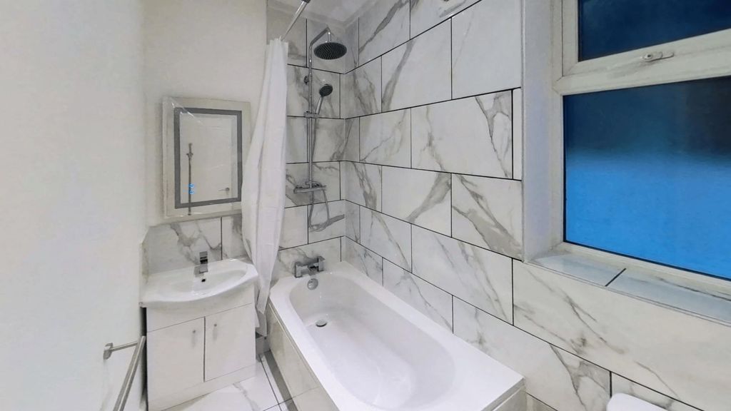 Property photo 1 of 5 Bathroom.Png