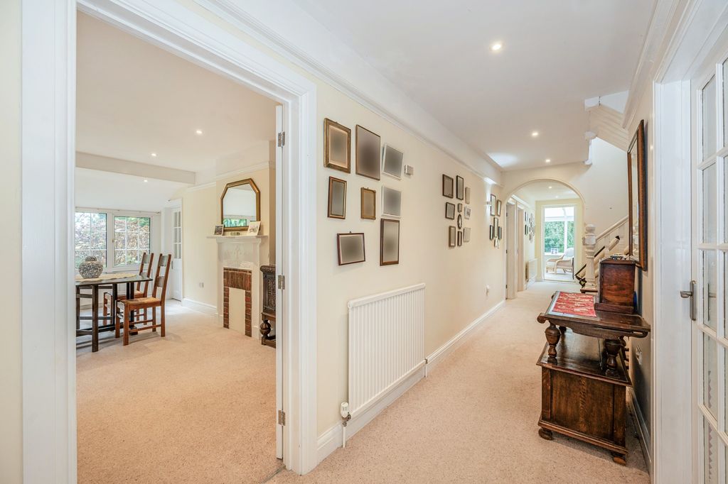 Property photo 2 of 16 Entrance Hall