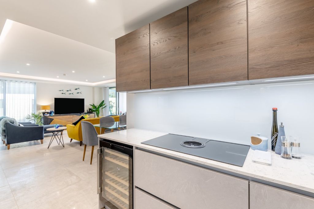 Property photo 3 of 14 Kitchen/Dining Area