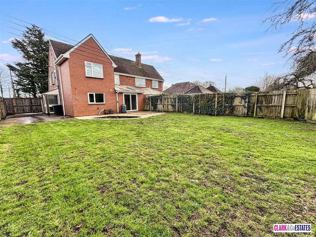 Property photo 2 of 13 Garden