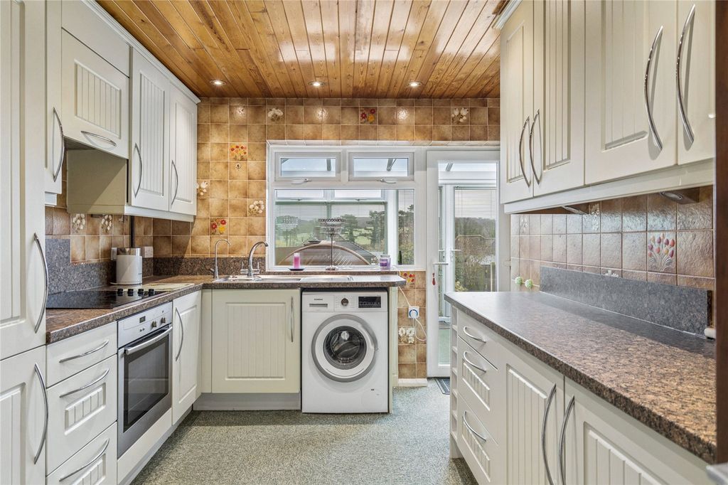 Property photo 3 of 18 Kitchen