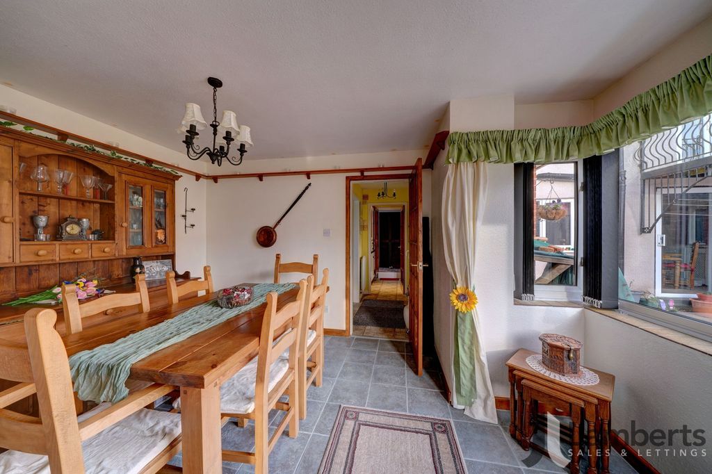 Property photo 3 of 53 Dining Room