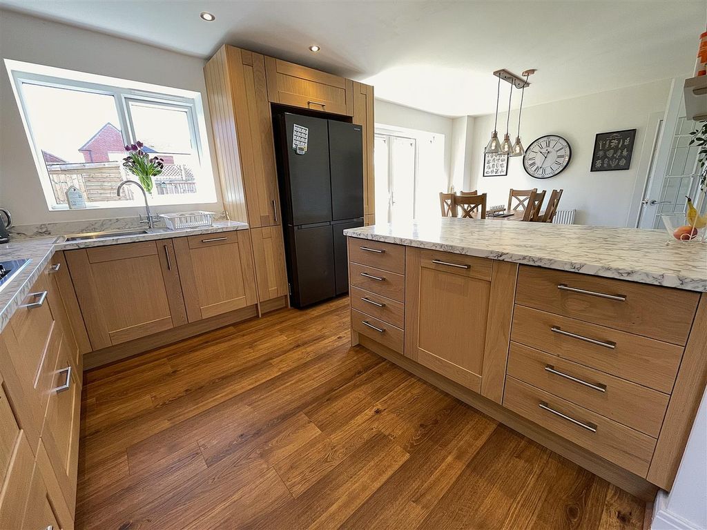 Property photo 2 of 31 Kitchen Diner