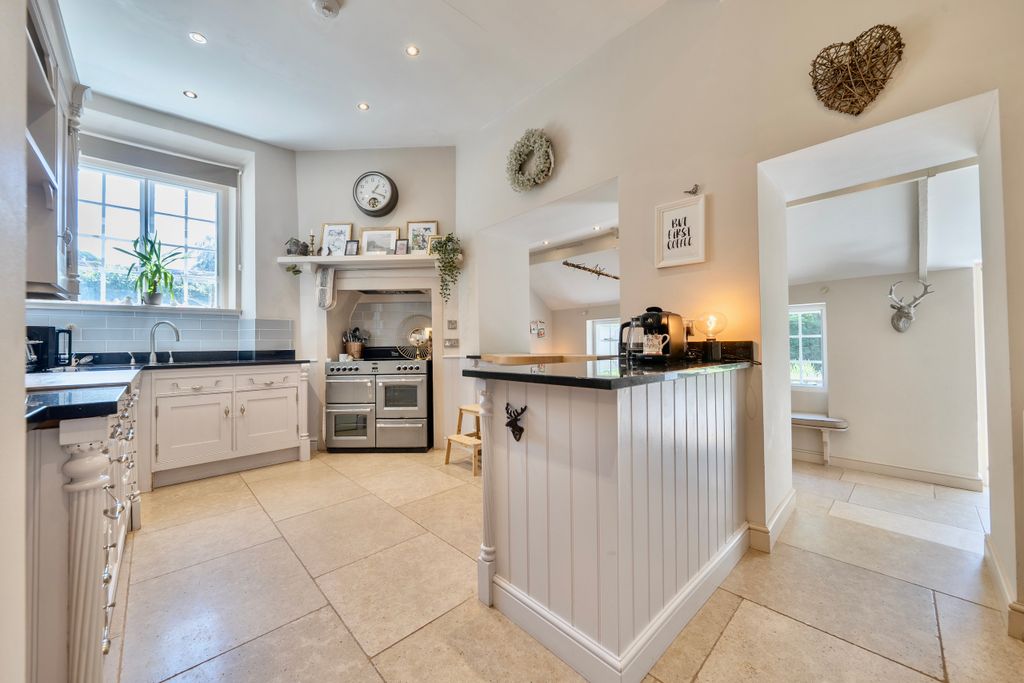 Property photo 3 of 30 Kitchen / Breakfast Room