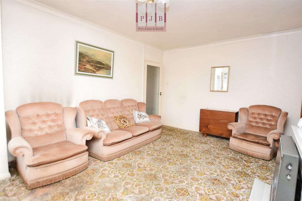 Property photo 2 of 16 Lounge.Jpg