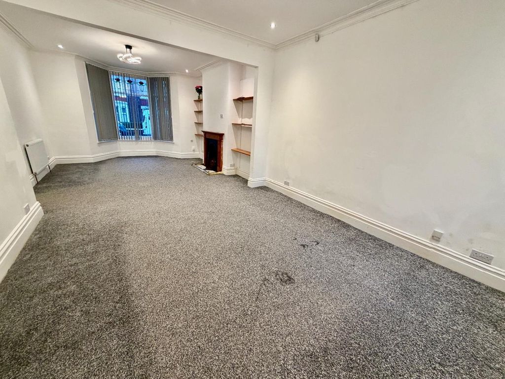 Property photo 2 of 20 Lounge