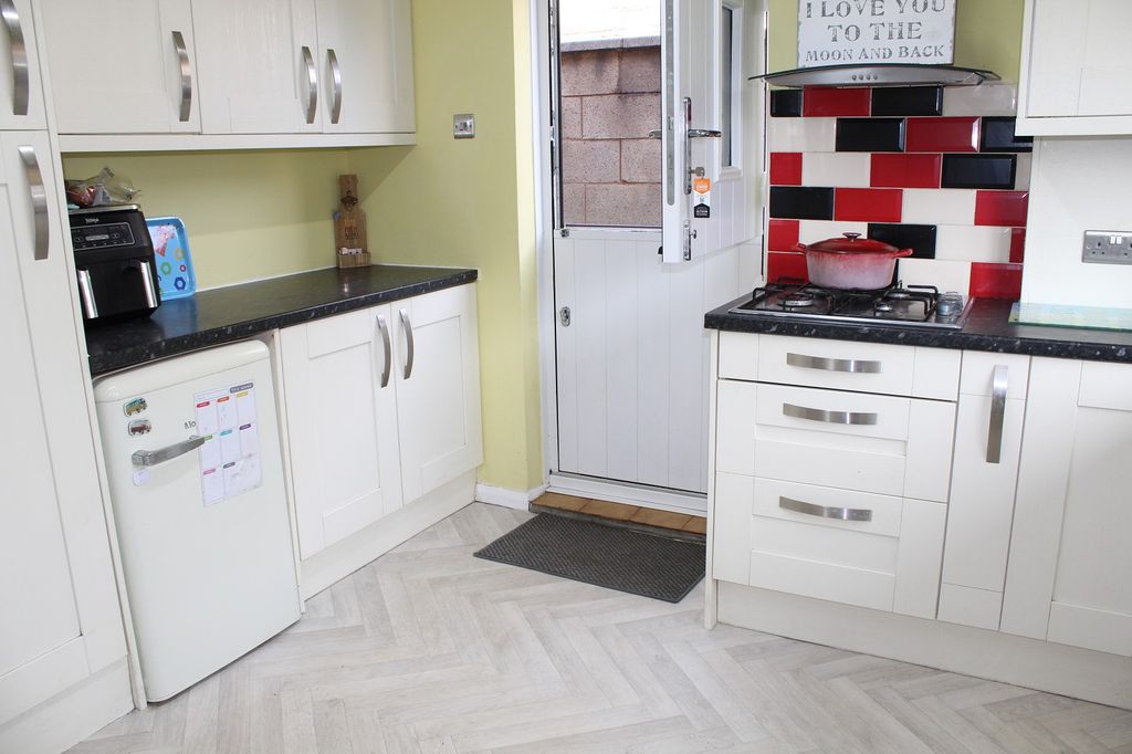 Property photo 3 of 14 Fitted Kitchen Picture 2