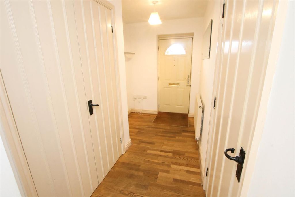 Property photo 3 of 20 Entrance Hall