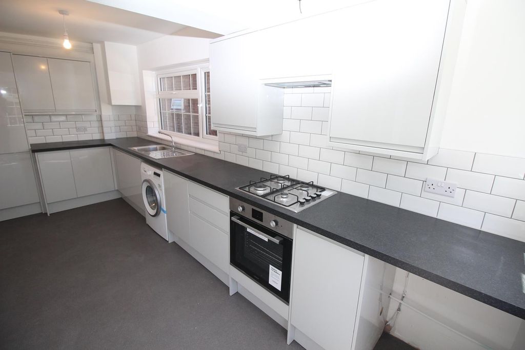 Property photo 3 of 7 Kitchen