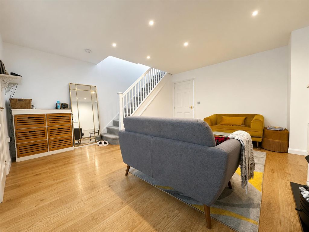 Property photo 2 of 24 B6B91996-ee3d-4Ea9-8790-De9Ea7001Fc3.Png