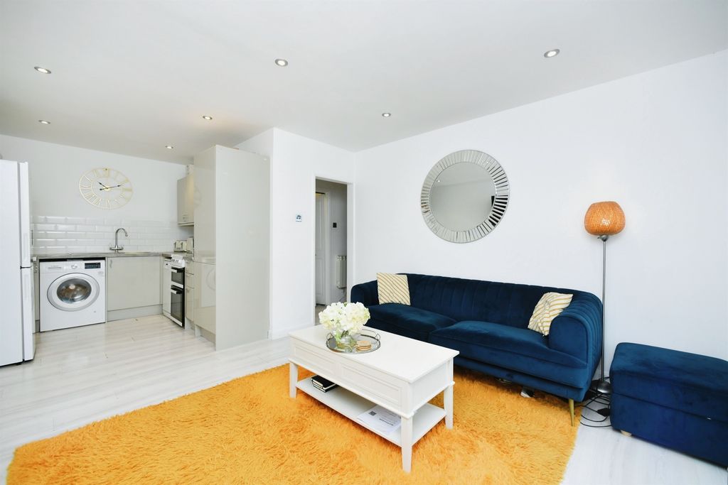 Additional image 6 of 2 bed flat for saleDorothy Avenue, Peacehaven BN10