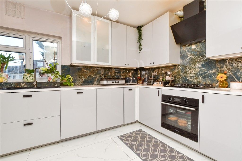 Property photo 3 of 18 Kitchen