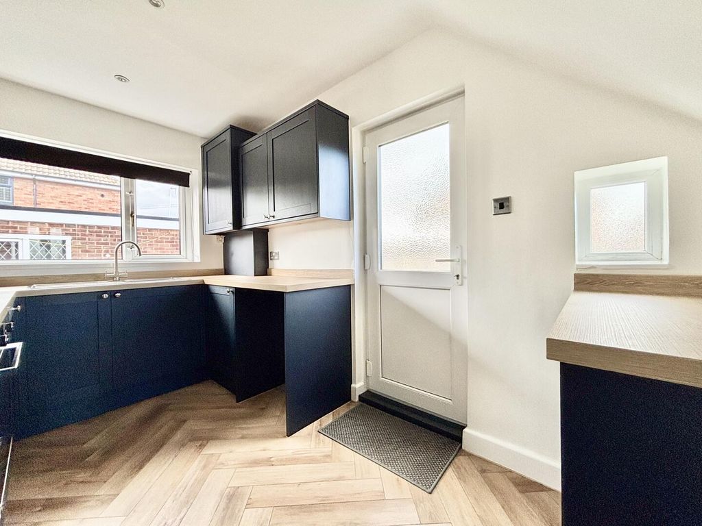 Property photo 3 of 17 Kitchen
