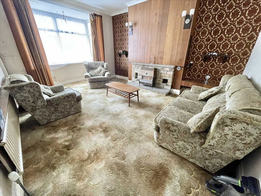 Property photo 3 of 18 Lounge (Front)