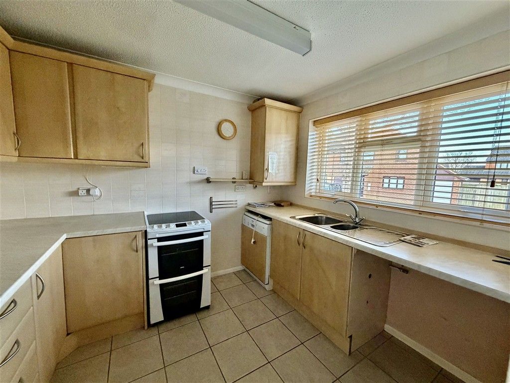 Property photo 3 of 8 Kitchen