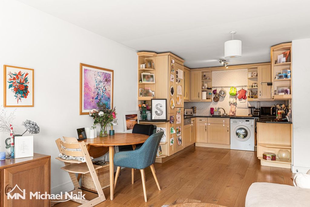 Property photo 3 of 13 Flanders House, N16