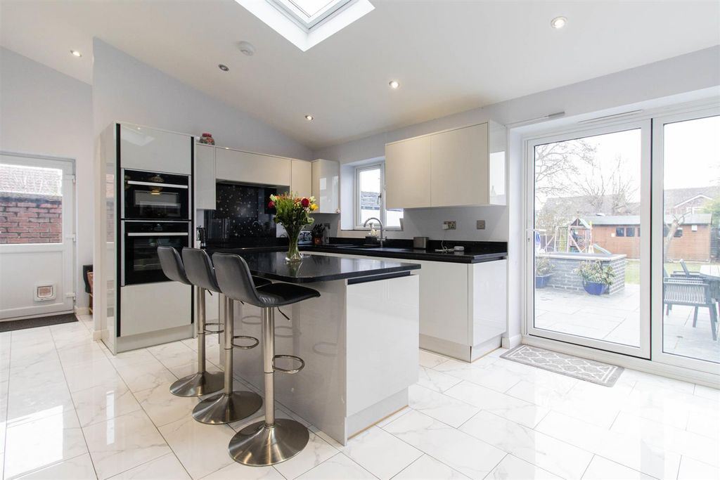 Property photo 3 of 33 Kitchen/Diner