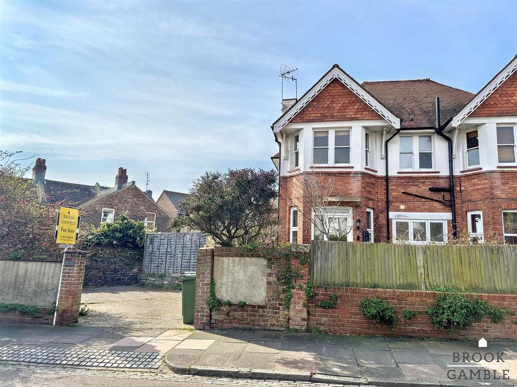 Property photo 3 of 17 01323 438506