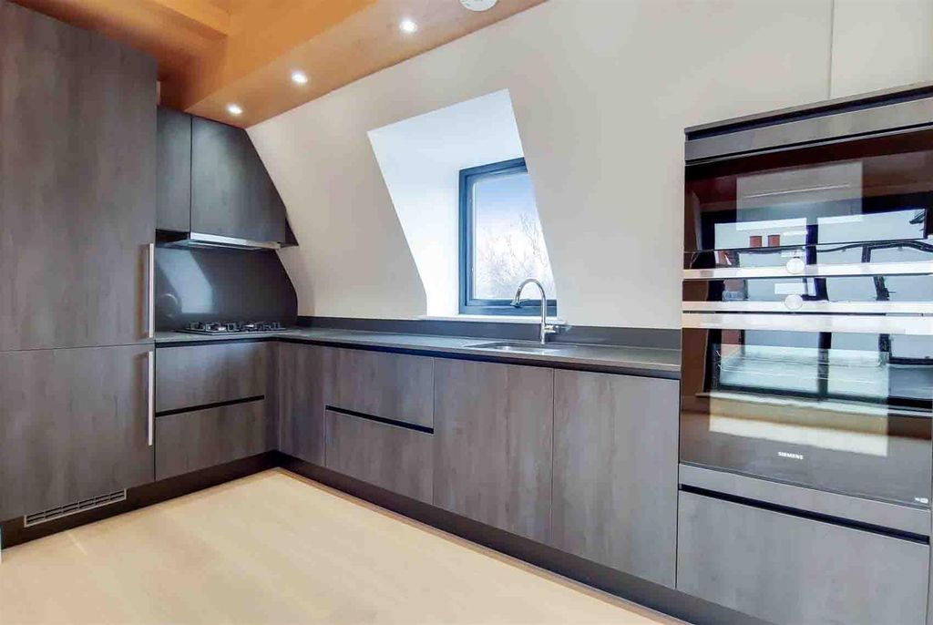 Property photo 2 of 10 Kitchen