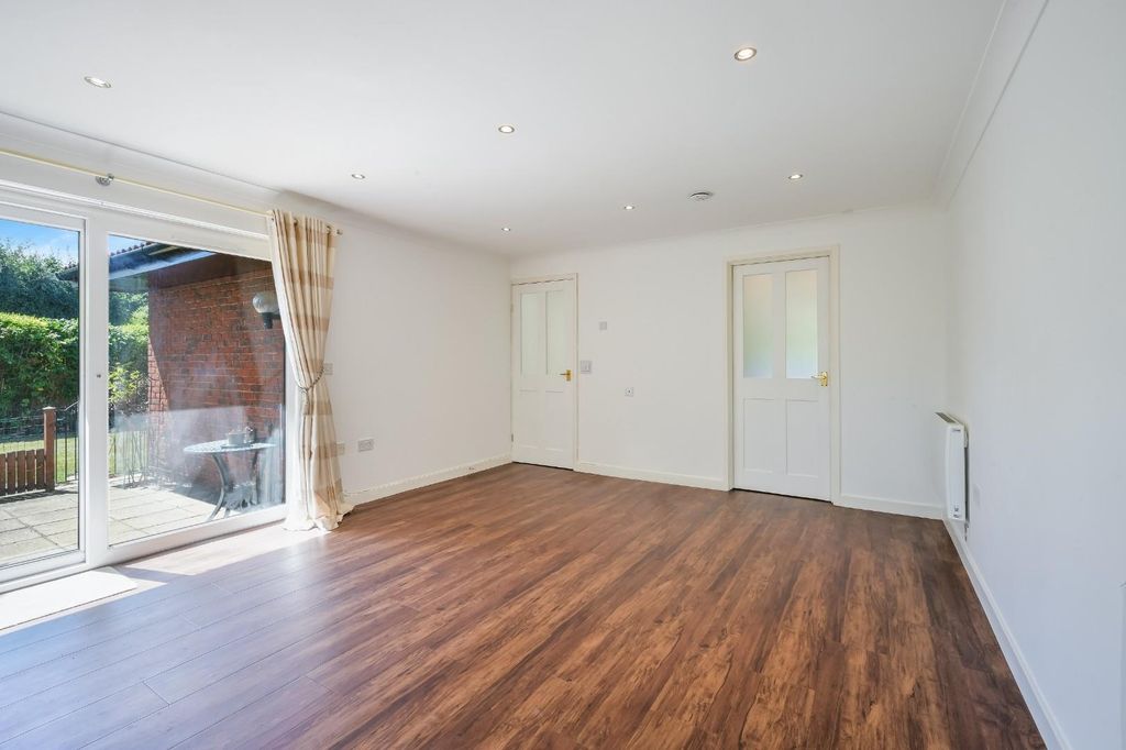 Property photo 3 of 13 Oakmead Green