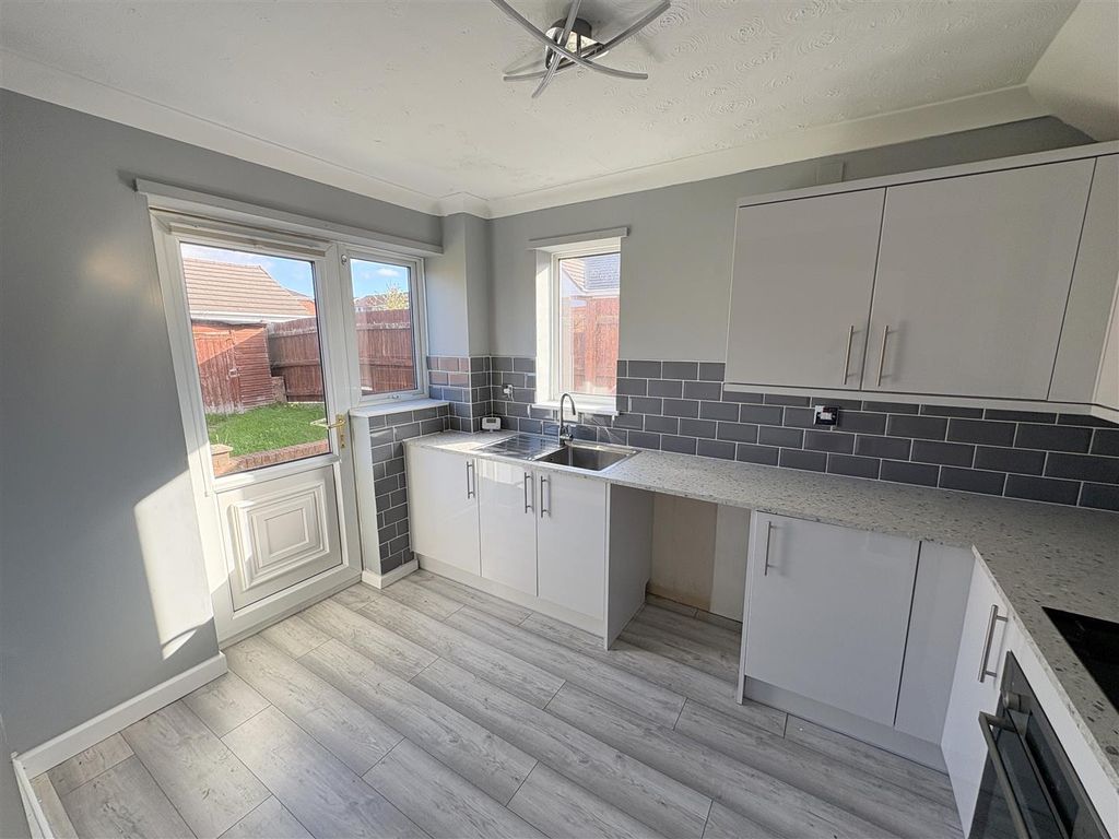 Property photo 3 of 16 Kitchen